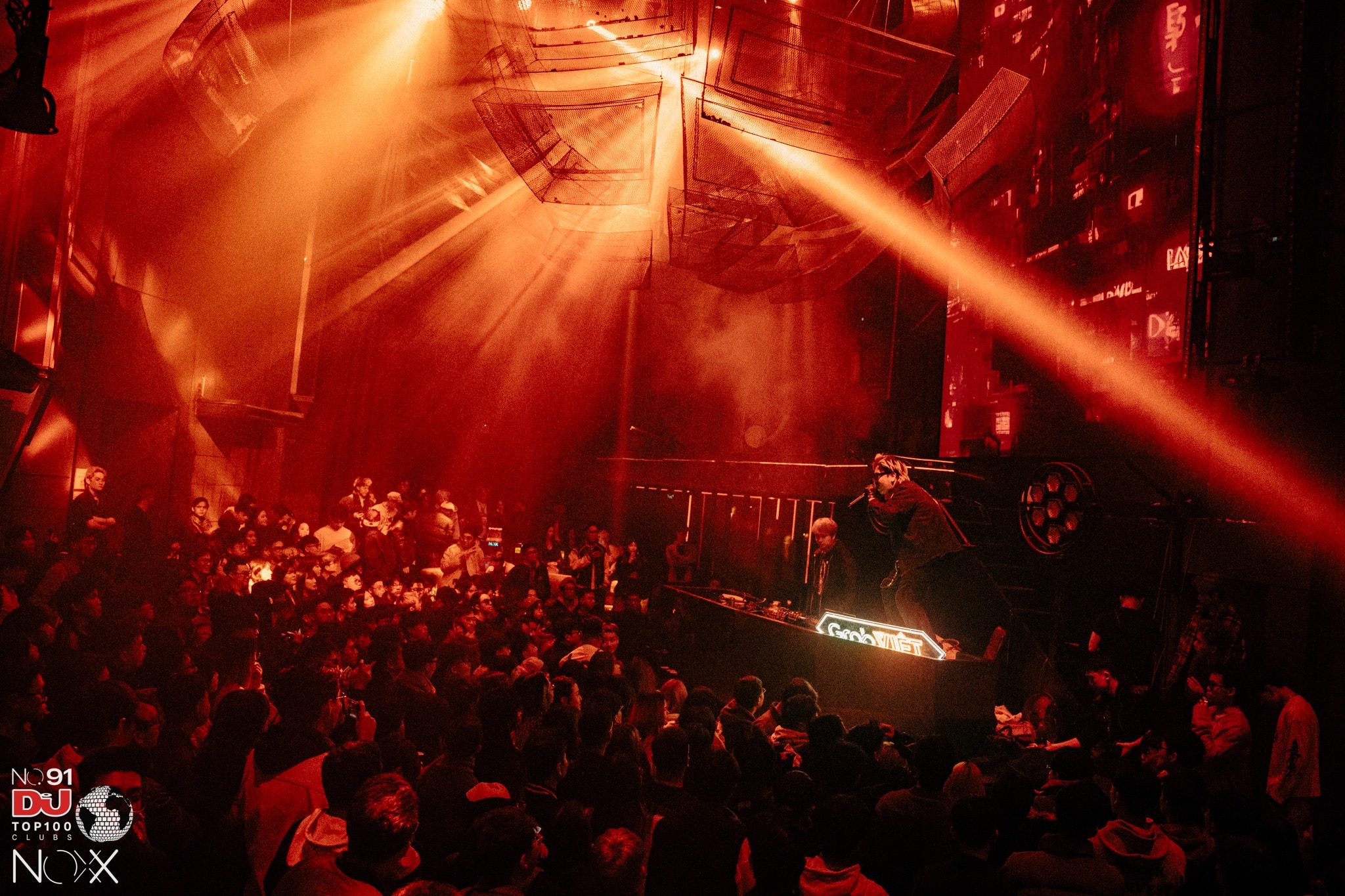 The stage is designed on an elevated platform, combined with top-tier sound and lighting effects, making NOXX exceptionally vibrant every night 